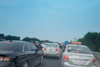 Ô-tô phải nhích từng mét trên cao tốc Hà Nội-Hải Phòng.