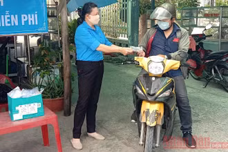 Các tình nguyện viên, cộng tác viên khóm ấp ở Cà Mau tham gia phát khẩu trang miễn phí, chung tay phòng dịch Covid-19.