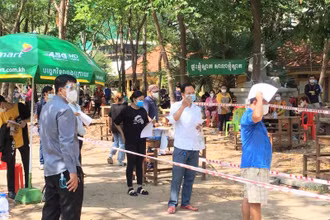 Một trường học tại Phnom Penh tạm sử dụng làm nơi tiêm vaccine phòng Covid-19.