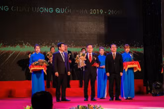 Ông Jiravit Rachatanan- Phó Tổng giám đốc CPV nhận giải vàng VNQA.