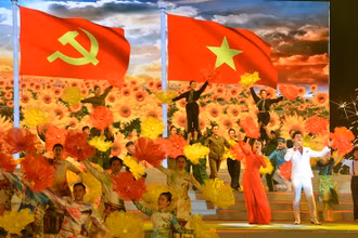 Ca khúc Việt Nam tiếng hát trái tim ta (Sáng tác Ca Lê Thuần) do Đào Mác và Tố Hoa song ca.