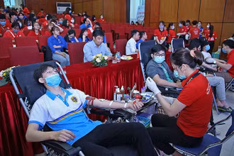 Các bạn trẻ tham gia hiến máu cứu người tại Ngày hội.