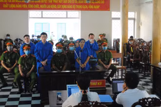 Các bị cáo tại phiên tòa. 