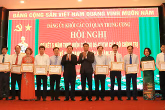 Tại Hội nghị, Đảng ủy Khối tổ chức trao bằng khen tặng 49 tập thể và 43 cá nhân có thành tích xuất sắc trong học tập và làm theo tư tưởng, đạo đức, phong cách Hồ Chí Minh giai đoạn 2016-2021.
