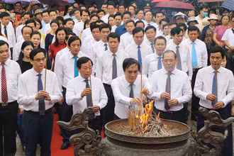 Lãnh đạo tỉnh Phú Thọ dâng hương tưởng nhớ công lao của Đức Quốc Tổ Lạc Long Quân và Tổ Mẫu Âu Cơ.