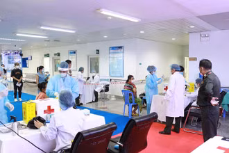 Bệnh viện Chợ Rẫy hỗ trợ tiêm vaccine Covid-19 cho bà con Campuchia. (Ảnh: BVCC)