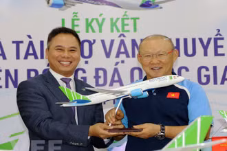 HLV Park Hang-seo tại buổi lễ ký hợp đồng tài trợ.