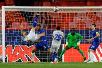 M. Taremi (áo trắng, trái) ghi bàn cho Porto, nhưng Chelsea mới là đội vào bán kết.