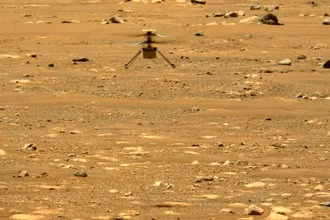 Trực thăng Ingenuity lơ lửng trên bề mặt sao Hỏa ngày 22-4. Ảnh: NASA.
