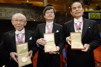 Nhà vật lý Isamu Akasaki (trái), nhà vật lý Hiroshi Amano (giữa), giáo sư tại Đại học Nagoya, và nhà khoa học Shuji Nakamura, giáo sư người Mỹ gốc Nhật Bản, giáo sư tại Đại học California, tại lễ nhận giải Nobel Vật lý năm 2014 (Ảnh: KYODO)