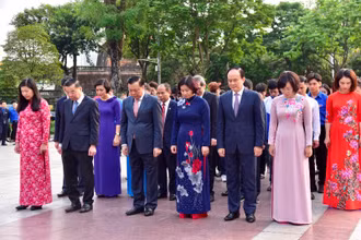 Bí thư Thành ủy Hà Nội Đinh Tiến Dũng cùng các đồng chí lãnh đạo thành phố tưởng niệm V.I.Lê-nin.