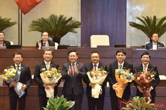Chủ tịch Quốc hội Vương Đình Huệ tặng hoa các đồng chí vừa được Quốc hội bầu. Ảnh: TRẦN HẢI