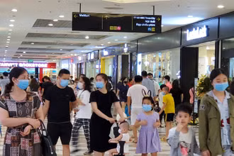 Các trung tâm thương mại sôi động vào dịp cuối tuần.