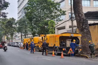 Công nhân Công ty TNHH một thành viên Thoát nước Hà Nội duy trì hệ thống thoát nước.