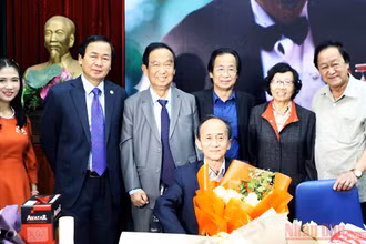 Các thành viên gia đình chúc mừng nhạc sĩ Nguyễn Lân Cường trong buổi ra mắt sách “Nhật ký trên khoa sol”.