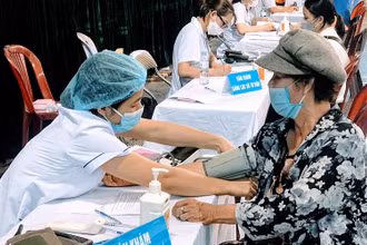 Các nhân viên y tế khám, tư vấn cho người dân trước khi tiêm vaccine phòng Covid-19.