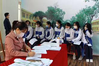 Giáo viên cập nhật thông tin nhóm học sinh thuộc diện tiêm vaccine phòng Covid-19.