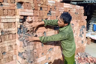 Chỉ cần tác động nhẹ bằng tay, gạch đã bở vụn. 