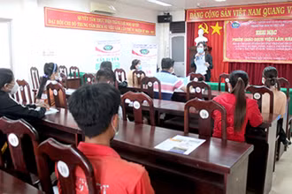 Một phiên giao dịch việc làm được tổ chức tại Trung tâm dịch vụ việc làm tỉnh Hậu Giang.