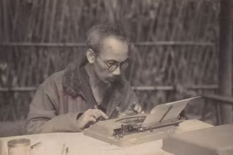 Chủ tịch Hồ Chí Minh với người làm báo Việt Nam và bạn bè quốc tế
