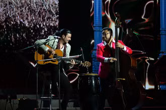 Nghệ sĩ Kenjah David hát và tự đệm guitar trong một buổi trình diễn âm nhạc tại Hà Nội.