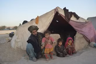 Người dân tại một trại tị nạn quốc tế ở Qala i Naw, tỉnh Badghis, Afghanistan, ngày 14/10 vừa qua. (Ảnh: TTXVN)
