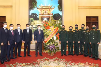 Bí thư Thành ủy Hà Nội Đinh Tiến Dũng chúc mừng cán bộ, chiến sĩ Bộ Tư lệnh Thủ đô Hà Nội.