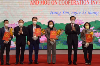 Lãnh đạo tỉnh Hưng Yên chúc mừng các nhà đầu tư tại buổi lễ.