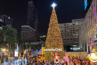 Cây thông trang trí đón năm mới tại một trung tâm thương mại ở thủ đô Bangkok, Thái Lan.