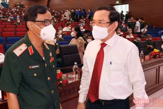 Ủy viên Bộ Chính trị, Bí thư Thành ủy TP Hồ Chí Minh Nguyễn Văn Nên trao đổi với các đại biểu tham dự buổi họp mặt. 