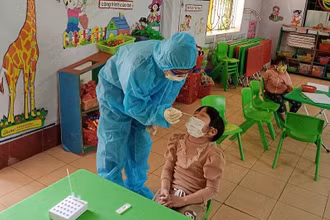 Xét nghiệm cho trẻ em Trường mầm non xã Vũ Đoài (huyện Vũ Thư, tỉnh Thái Bình) trong ngày đầu đến trường.