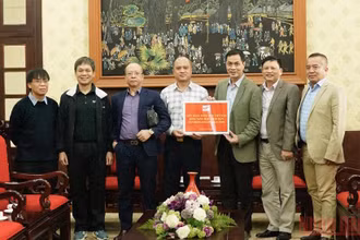Liên đoàn bóng bàn Việt Nam trao tặng Câu lạc bộ bóng bàn Báo Nhân Dân bàn bóng tiêu chuẩn quốc gia.