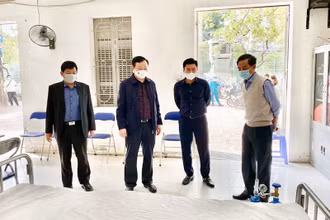 Lãnh đạo quận Đống Đa kiểm tra công tác chuẩn bị của Trạm Y tế lưu động tại phường Láng Hạ.