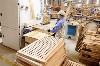 Xuất khẩu sản phẩm gỗ trong tháng 11/2021 đạt 1,15 tỷ USD, tăng 20,9% so tháng 10/2021. (Ảnh TTXVN)