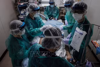 Bệnh nhân Covid-19 được điều trị tại bệnh viện ở Yokohama, Nhật Bản. (Ảnh: TTXVN)