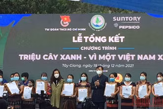 Ban Tổ chức trao quà tặng người dân xã A Xan, huyện Tây Giang, Quảng Nam.