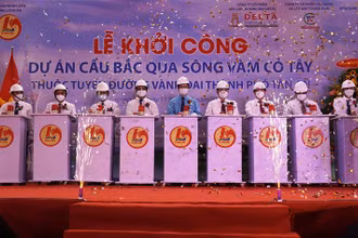 Lễ khởi công dự án cầu bắc qua sông Vàm Cỏ Tây (tỉnh Long An). 