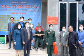 Lãnh đạo thành phố Yên Bái và các nhà tài trợ tại buổi trao nhà tình nghĩa cho anh Lê Hồng Cương.