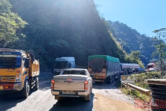 Ùn tắc giao thông diễn ra trên Quốc lộ 8A gần khu vực cửa khẩu quốc tế Cầu Treo. 