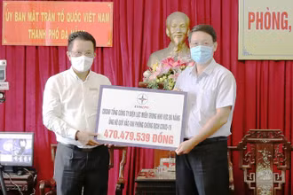 Tổng giám đốc EVNCPC Ngô Tấn Cư trao tiền đóng góp của CBCNV hỗ trợ Đà Nẵng chống dịch.