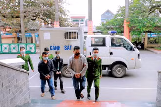 Các đối tượng được đưa về Công an thị xã Đông Triều để phục vụ điều tra.