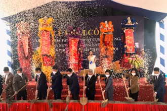 Các đại biểu tham gia lễ khởi công.
