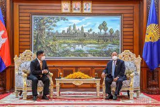Chủ tịch Quốc hội Campuchia Samdech Heng Samrin tiếp Đại sứ Việt Nam Nguyễn Huy Tăng, sáng 7/12. (Ảnh: Fresh News)