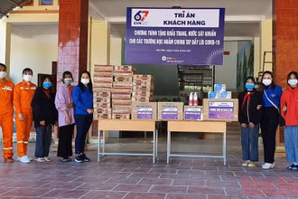 Đại diện Điện lực Điện Biên trao quà tặng học sinh xã Na Tông, huyện Điện Biên.