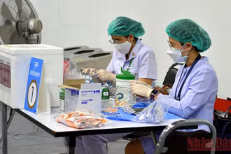 Nhân viên y tế chuẩn bị các mũi vaccine ngừa Covid-19 tại một điểm tiêm chủng ở thủ đô Bangkok.