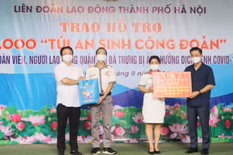 Liên đoàn Lao động Hà Nội trao quà An sinh Công đoàn tới người lao động quận Hai Bà Trưng vào tháng 9 vừa qua (Ảnh minh họa: An Trân).