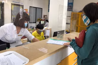 Bảo hiểm xã hội Thủ Ðức giải quyết hồ sơ cho người lao động.