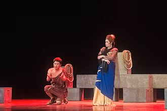 Cảnh trong vở diễn “Vụ án người đốt đền”. (Ảnh: Trang Anh)