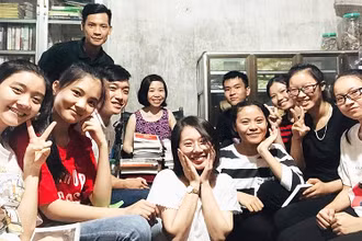 Chị Trần Thúy Nga (thứ 5 từ trái sang trong ảnh) và các bạn đọc thân thiết tại Thư viện miễn phí của mình.