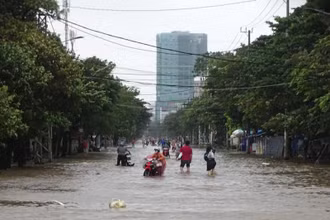 Xả lũ gây ngập lụt ở thành phố Tuy Hòa (Phú Yên) ngày 30/11. (Ảnh TRÌNH KẾ)